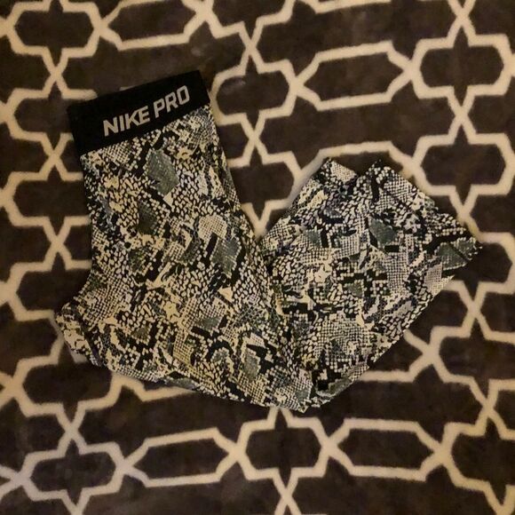 Nike Snakeskin Print Capri Leggings - Picture 2 of 4
